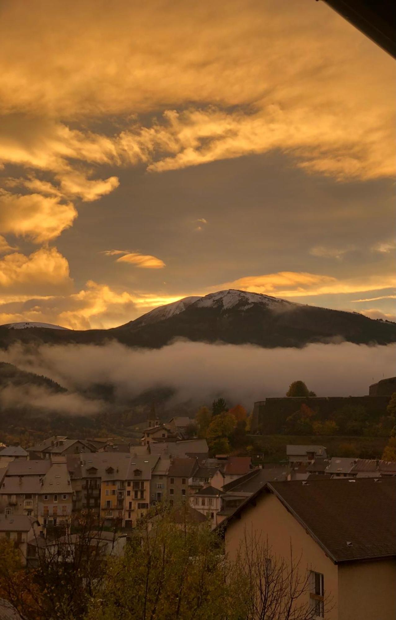 Appartement Au Coeur De Seyne Bagian luar foto